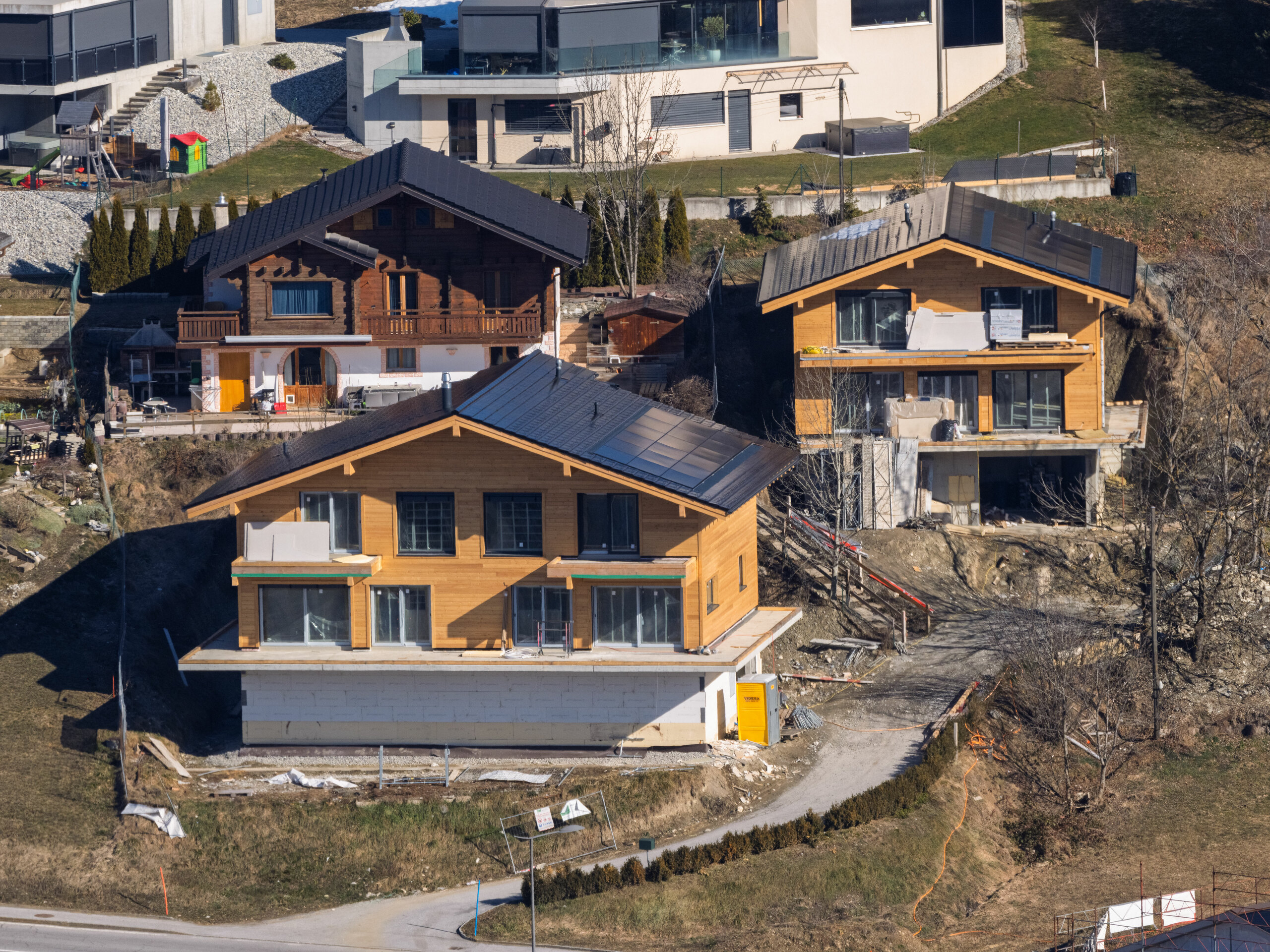 Mehrere Chalets im Bau in Hanglage