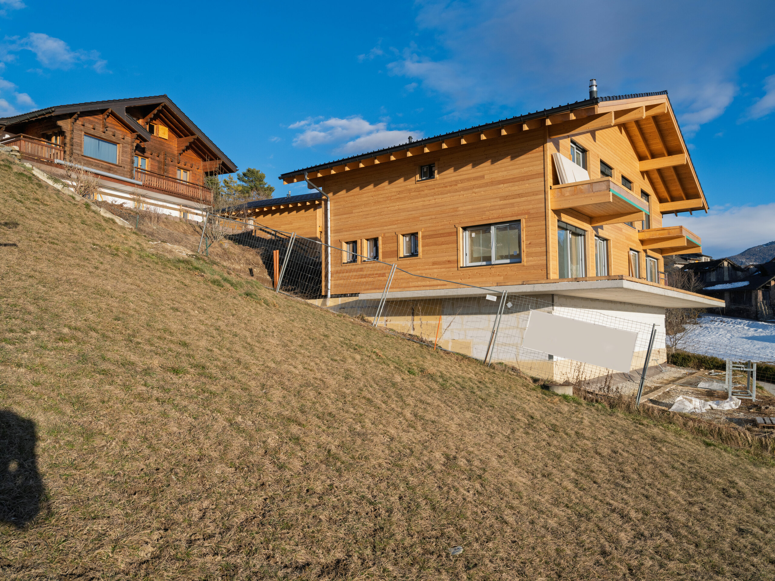 Alpines Holzhaus am Hang