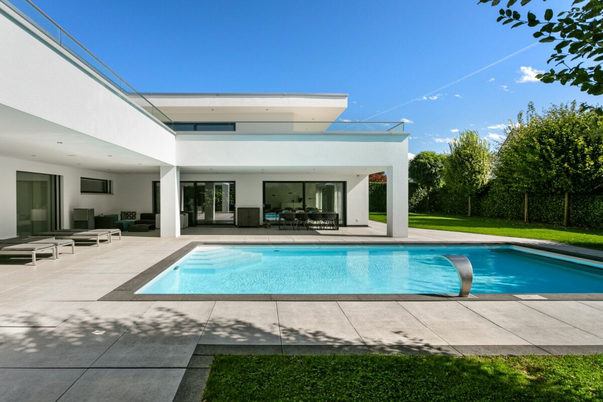 Moderner Außenbereich mit Pool und Terrasse