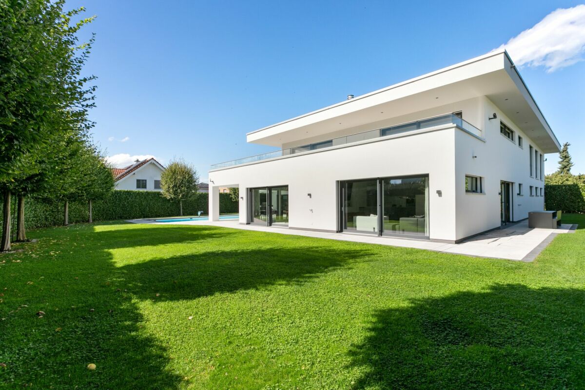 Moderne Villa mit großem Garten