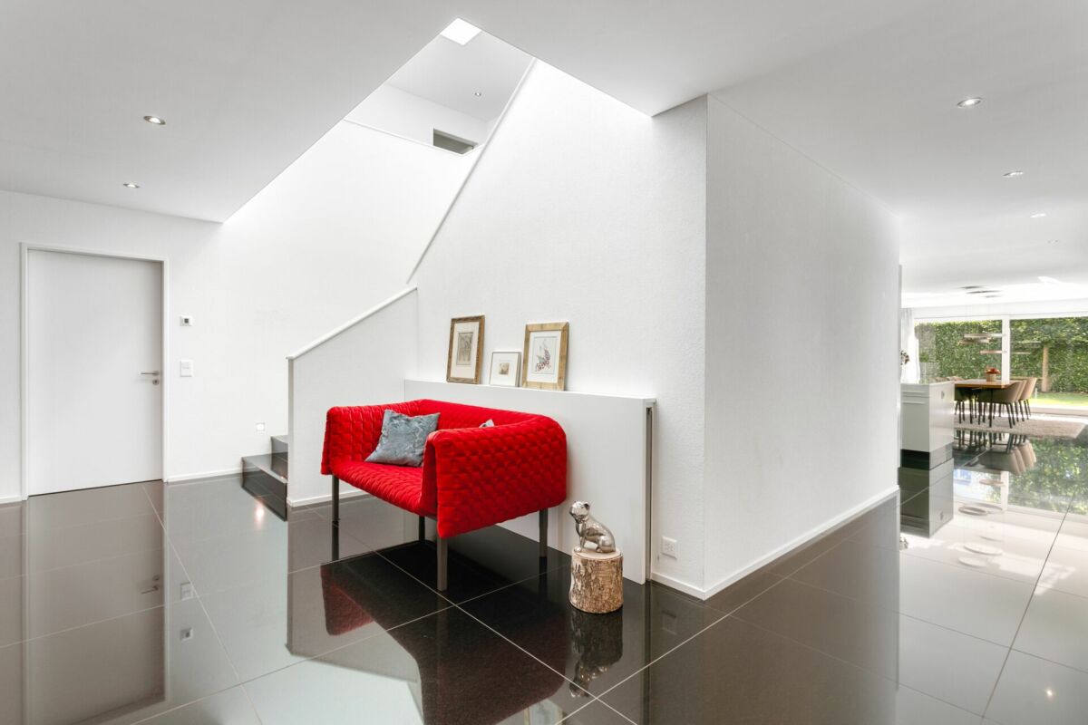 Moderner Flur mit rotem Sofa