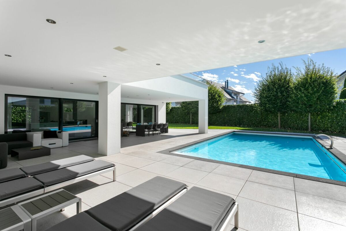 Poolterrasse mit Lounge und Überdachung