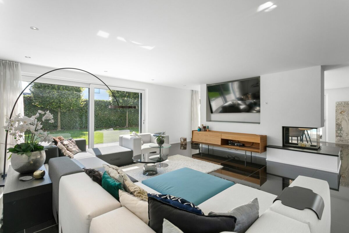 Modernes, helles Wohnzimmer mit Gartenblick