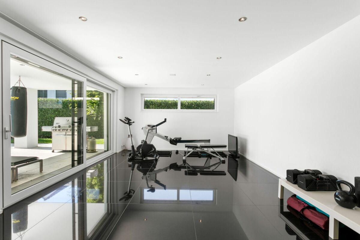 Home-Gym im modernen Innenraum