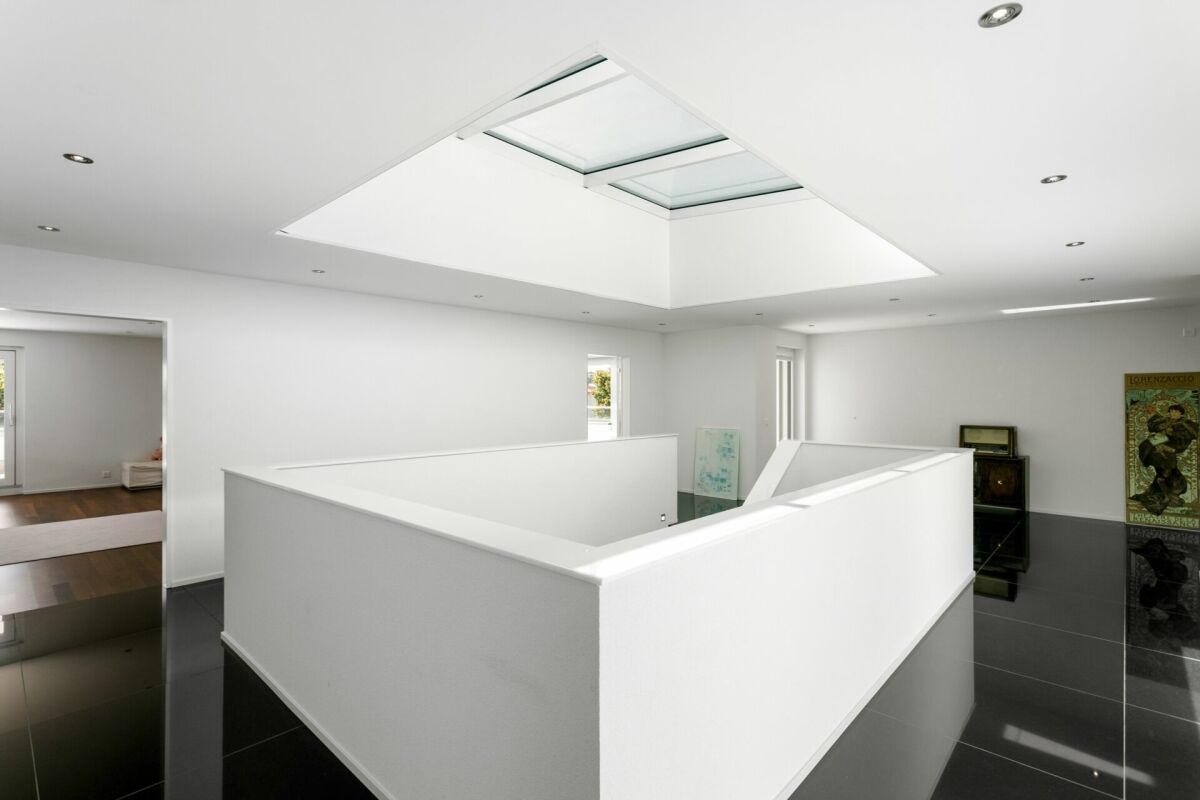 Modernes, helles Atrium mit Galerie