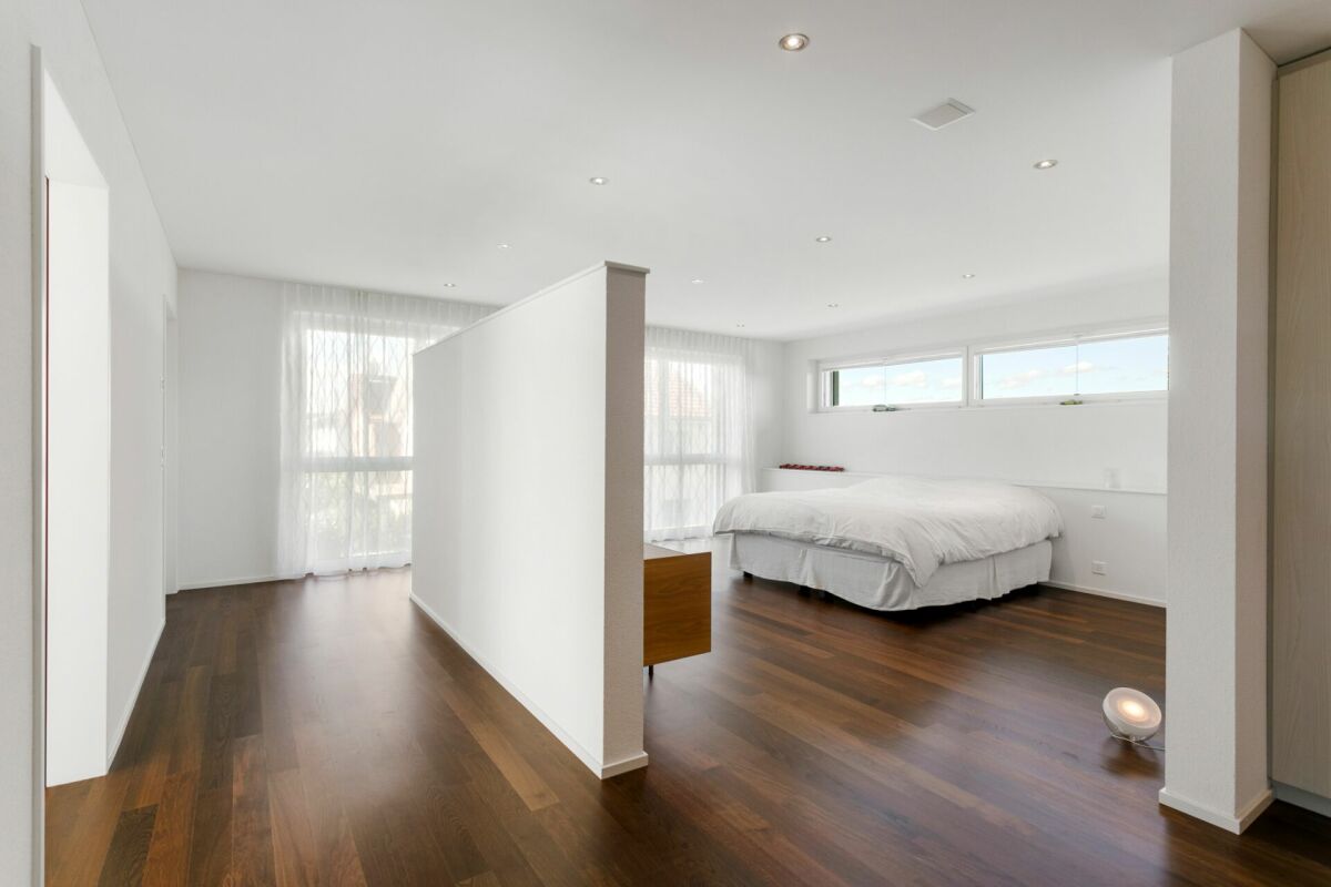 Modernes Schlafzimmer mit offener Raumtrennung