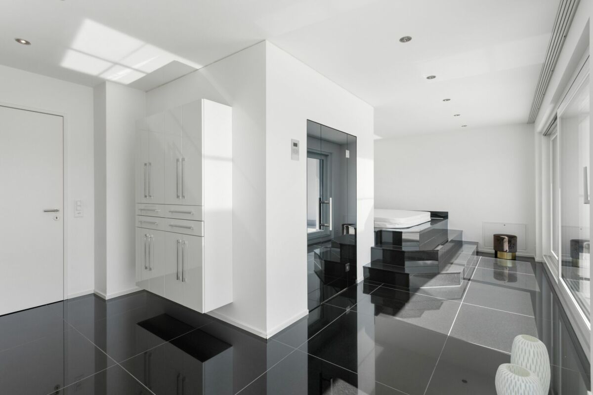 Modernes Schlafzimmer mit glänzendem Schwarzboden