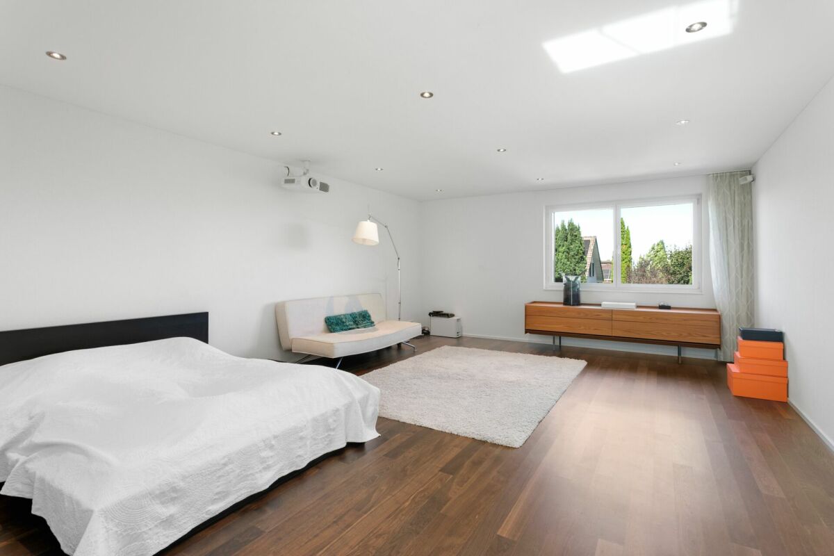 Helles Schlafzimmer mit großen Fenstern