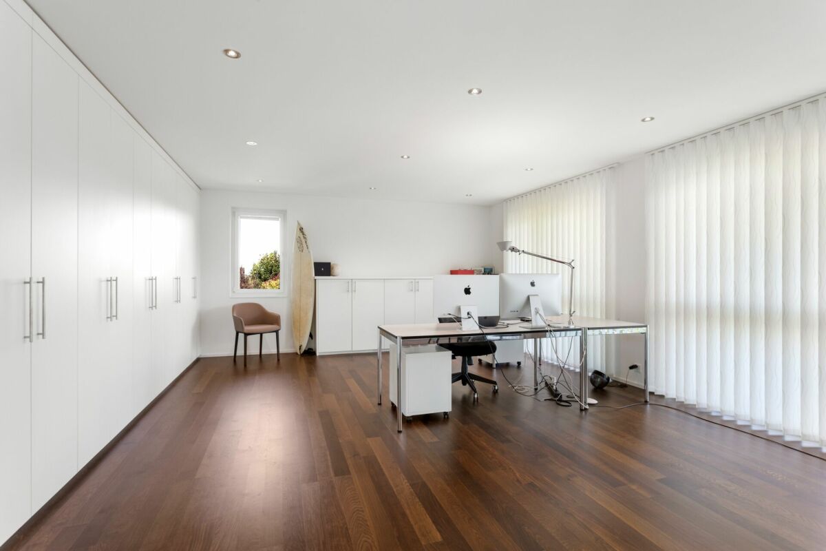 Helles Arbeitszimmer mit großem Einbauschrank