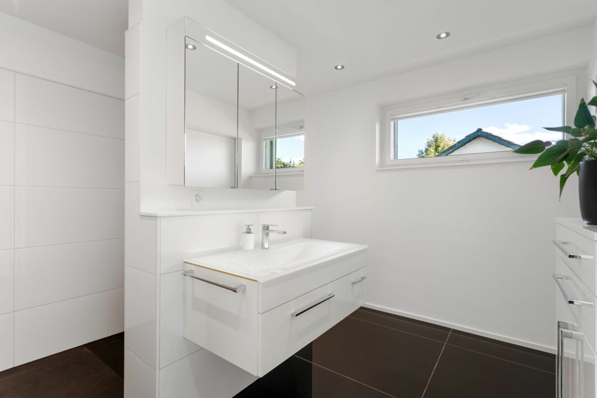 Modernes weißes Badezimmer mit Fenster