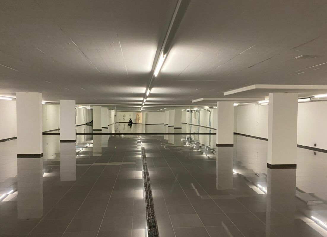 Tiefgarage mit glänzendem Fliesenboden