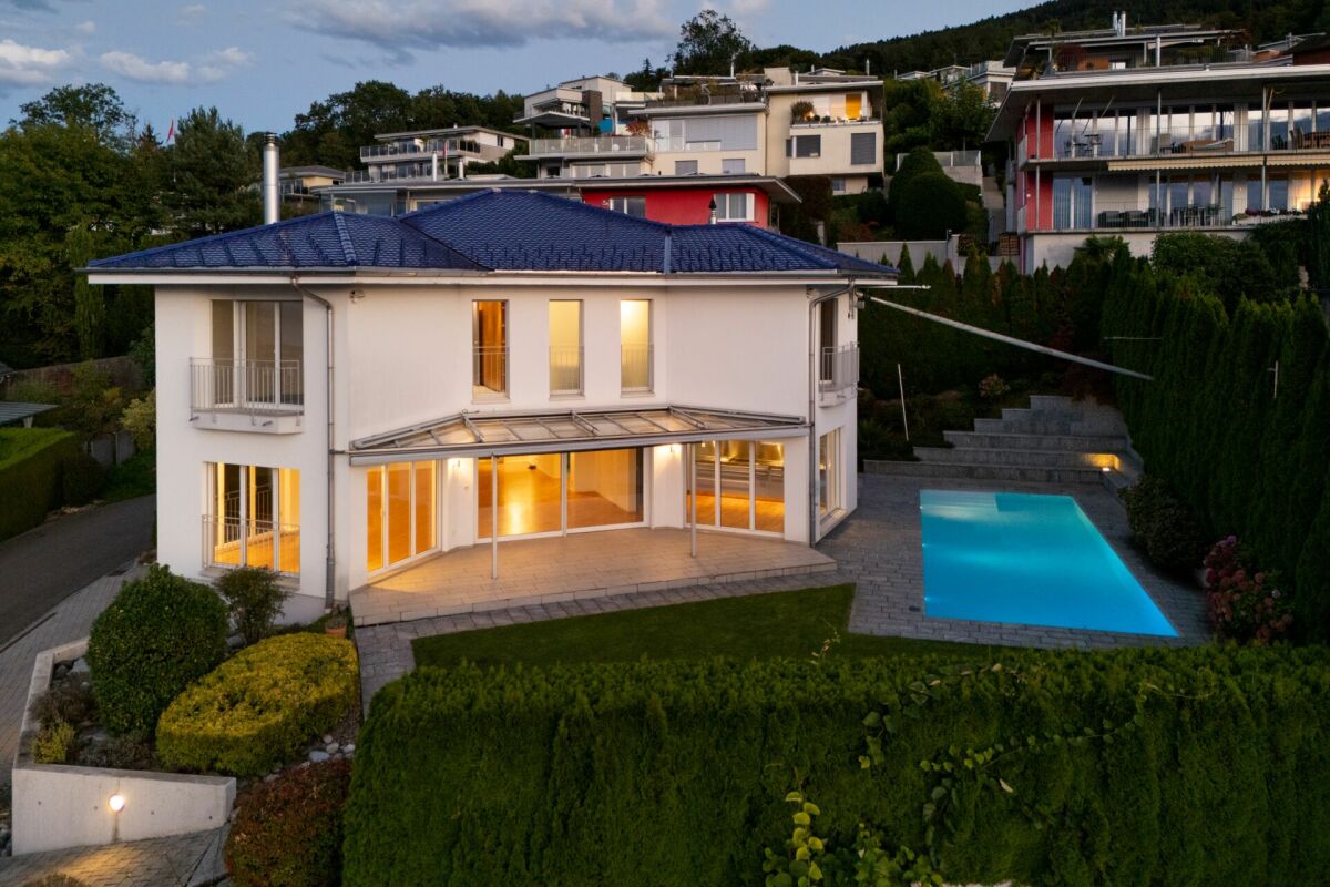 Villa mit Pool bei Dämmerung