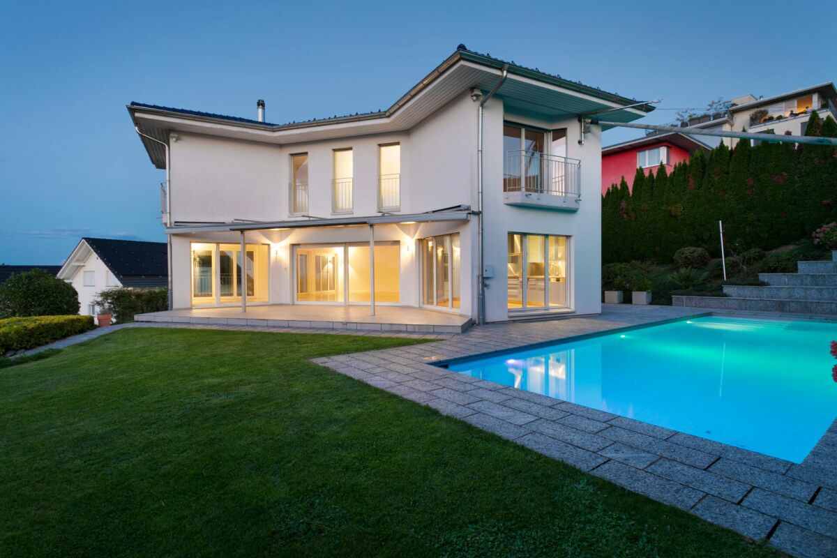 Moderne Villa mit Pool und Garten