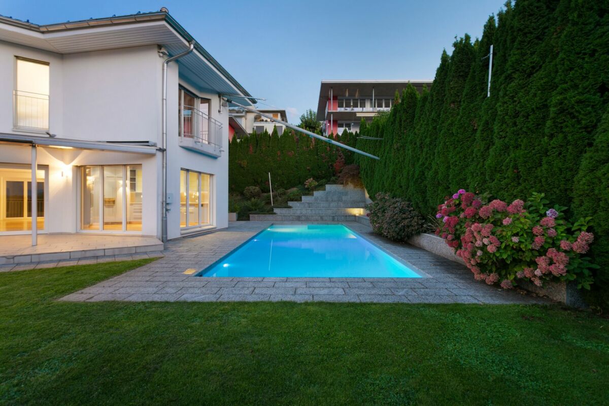 Modernes Haus mit Pool und Garten