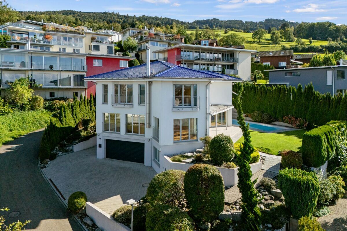 Modernes Wohnhaus mit Garten und Pool in Hanglage