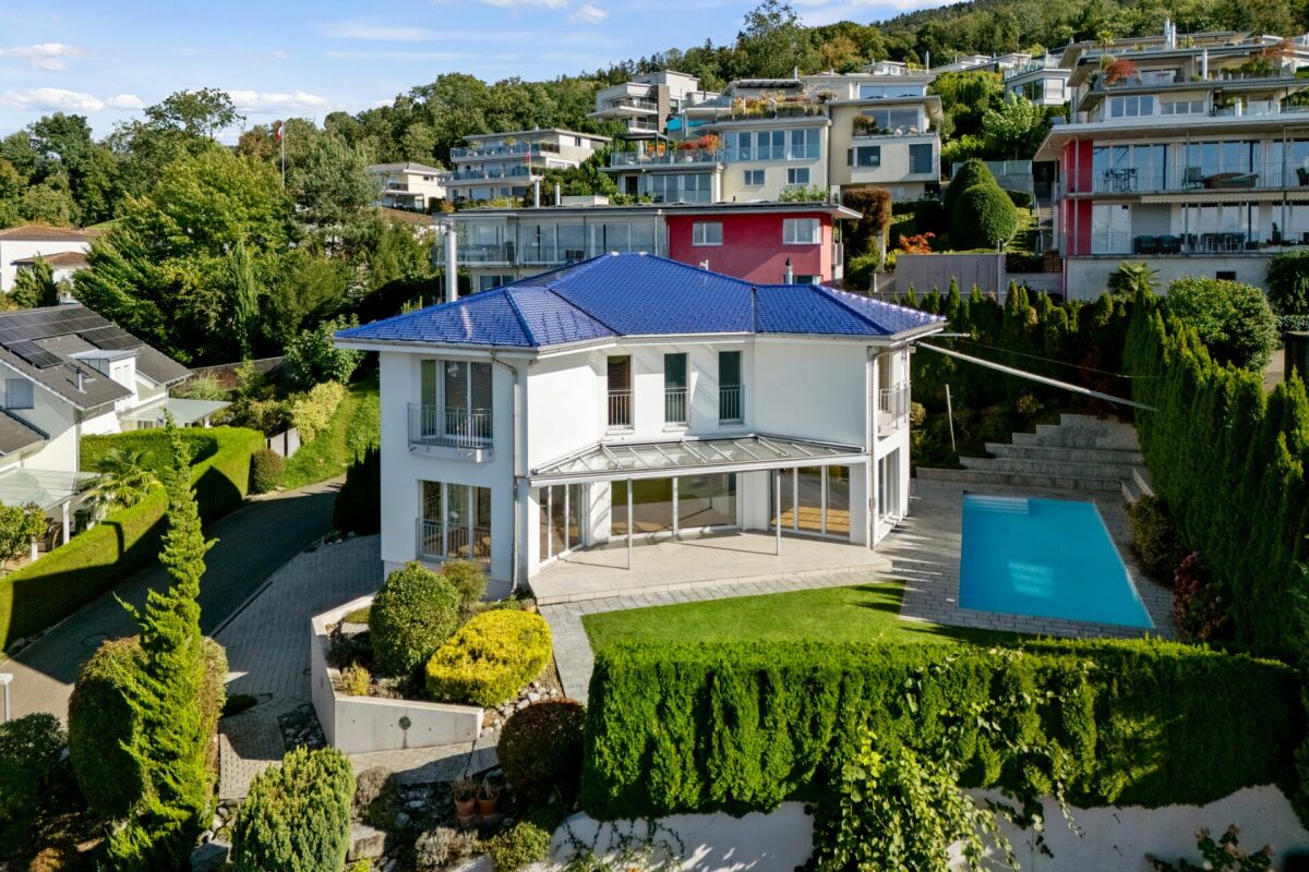 Moderne Villa mit Pool und Hanglage