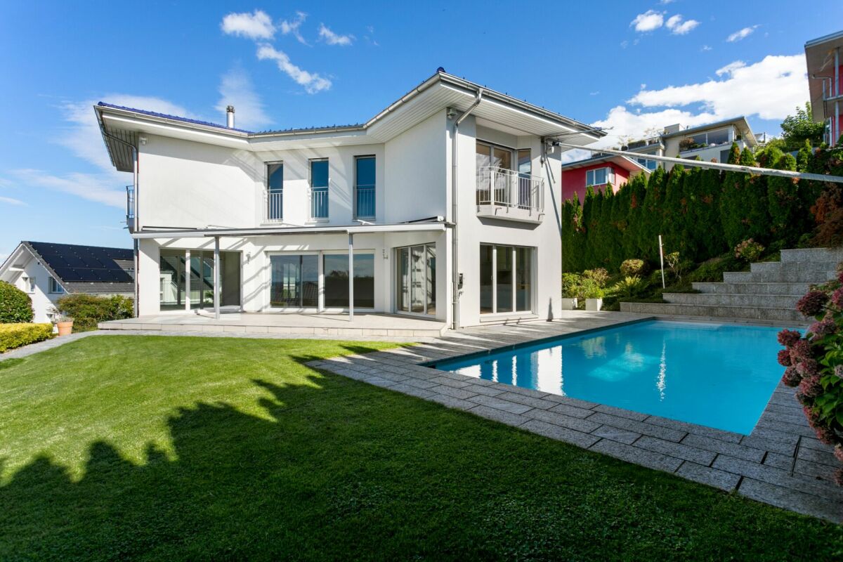 Modernes Einfamilienhaus mit Pool und Garten