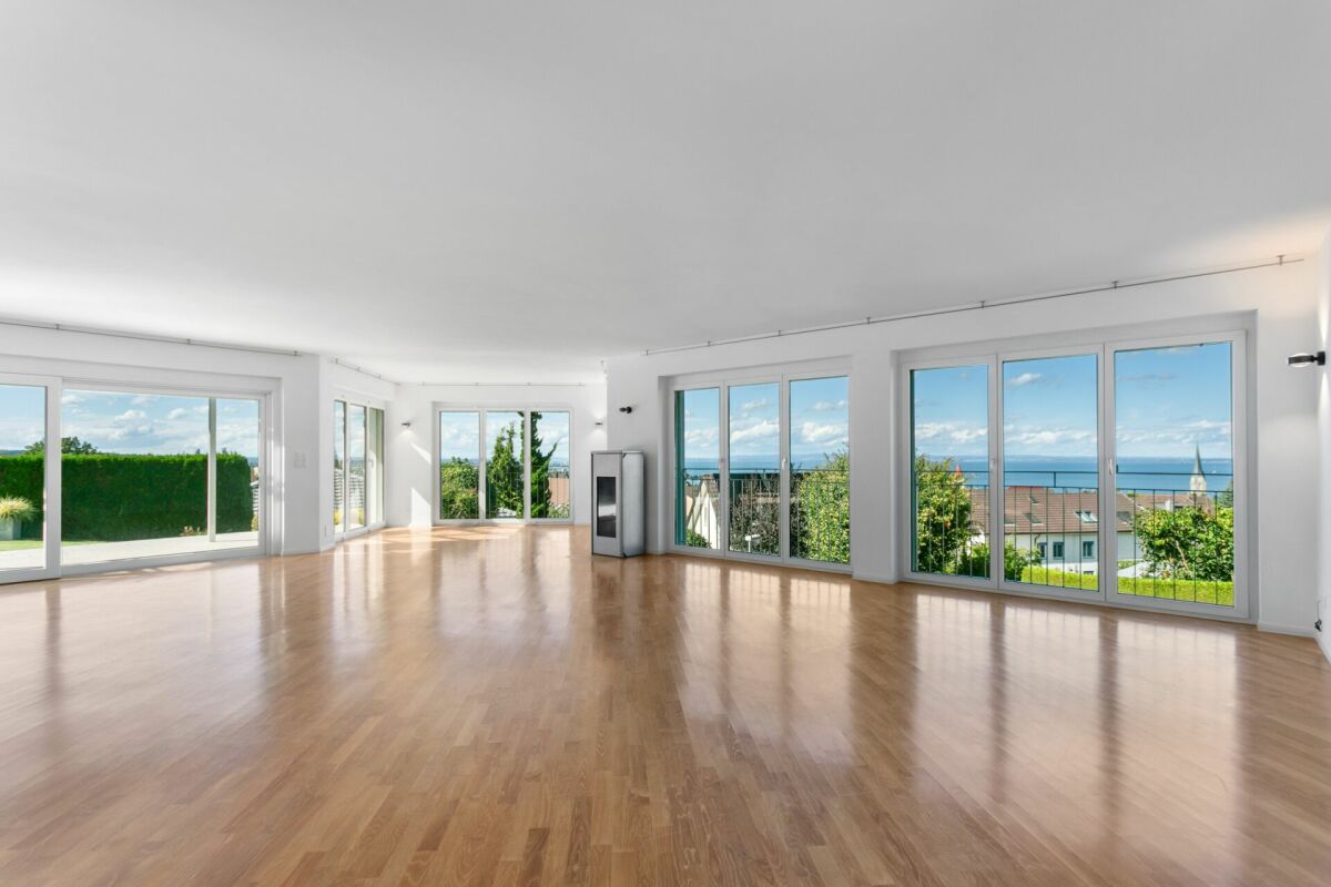 Großer leerer Wohnraum mit Panoramafenstern und Meerblick