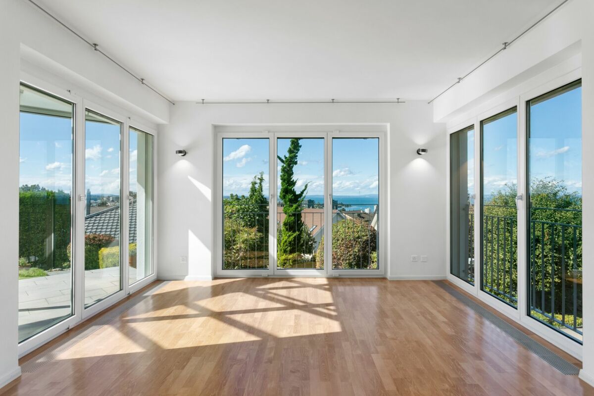 Heller Wohnraum mit großen Glasflächen und Meerblick