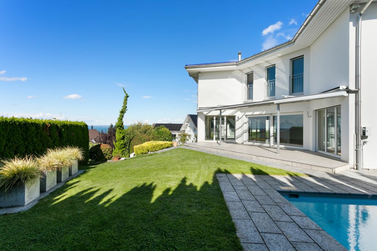 Moderner Außenbereich mit Pool und Garten