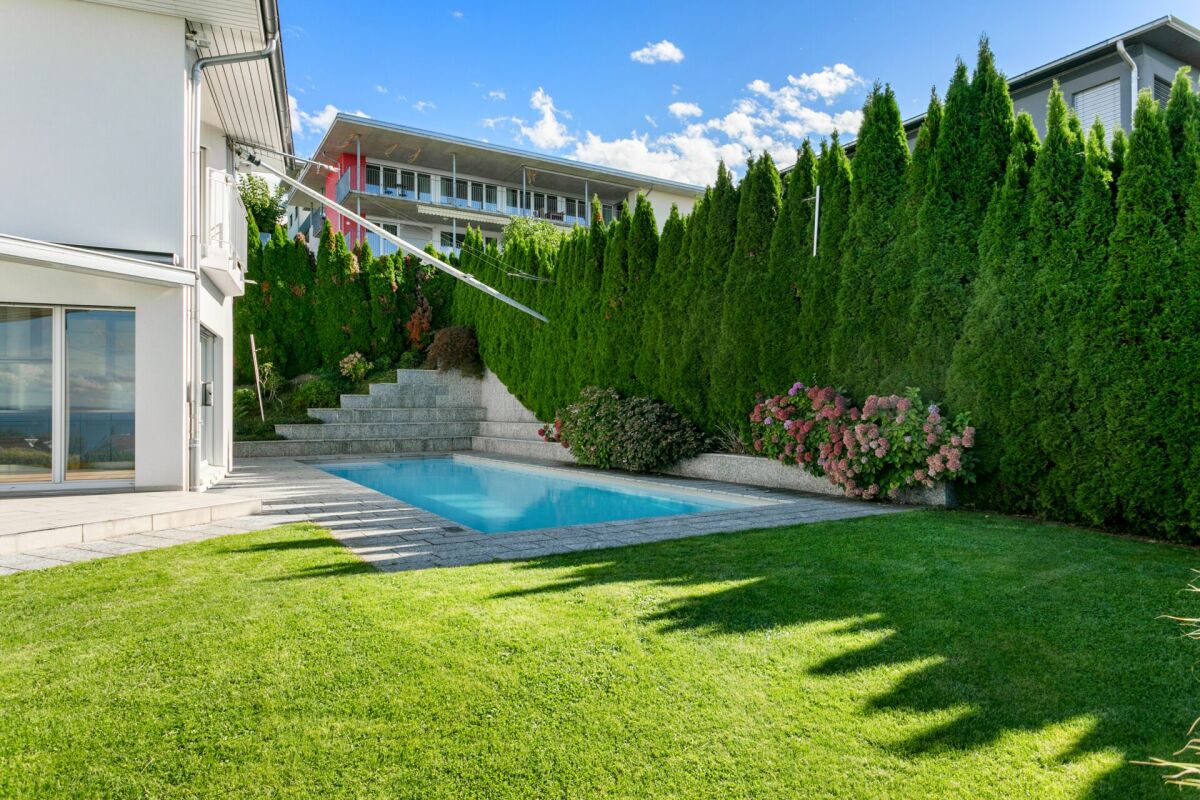 Garten mit Pool und Wohnhaus
