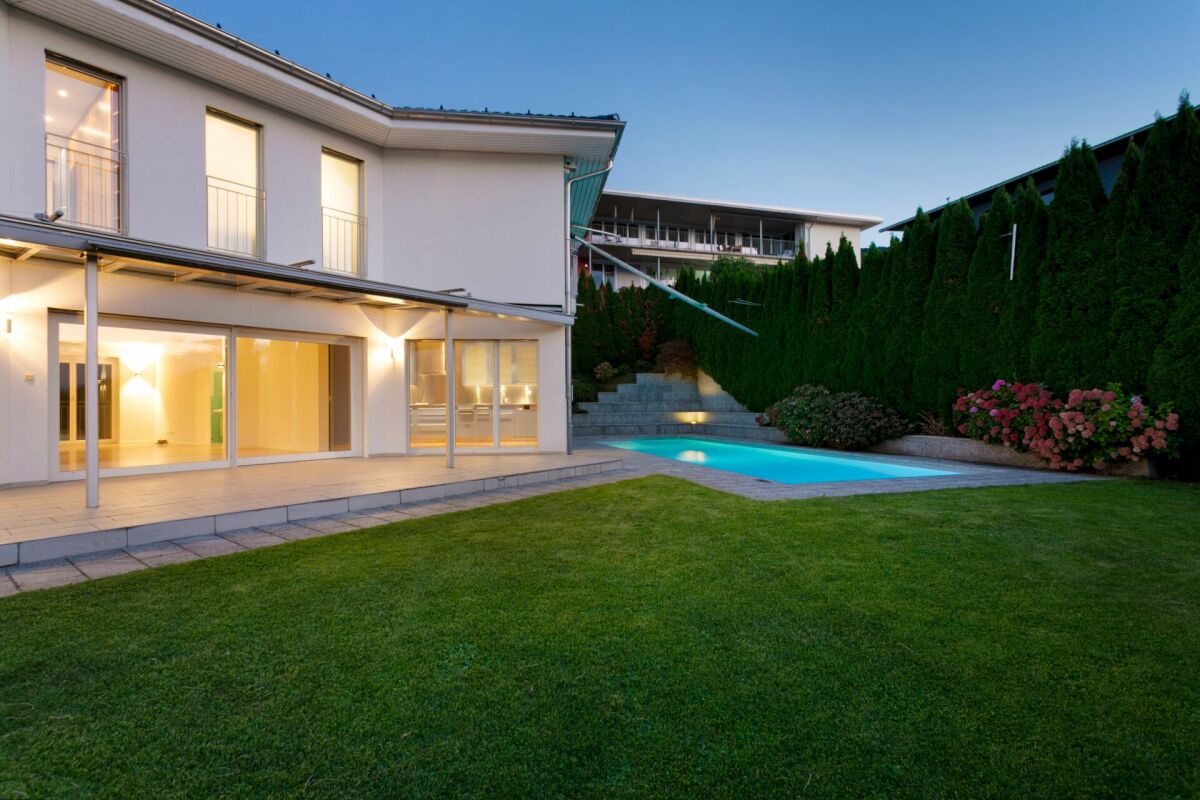 Moderner Außenbereich mit Pool und Garten