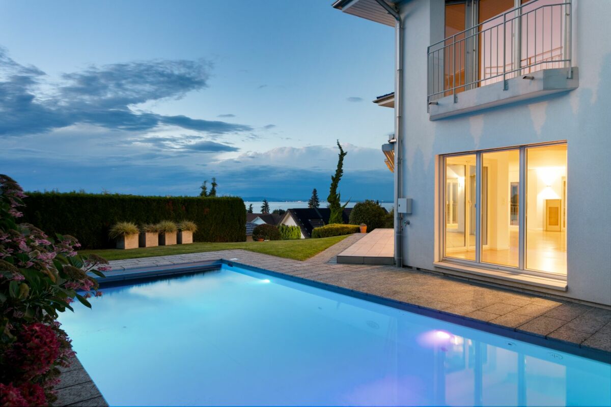 Poolbereich bei Einfamilienhaus mit Seeblick
