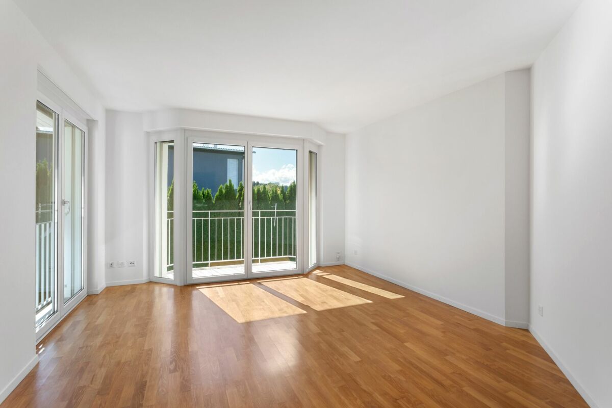 Helles, leerstehendes Zimmer mit Balkon- bzw. Terrassentüren