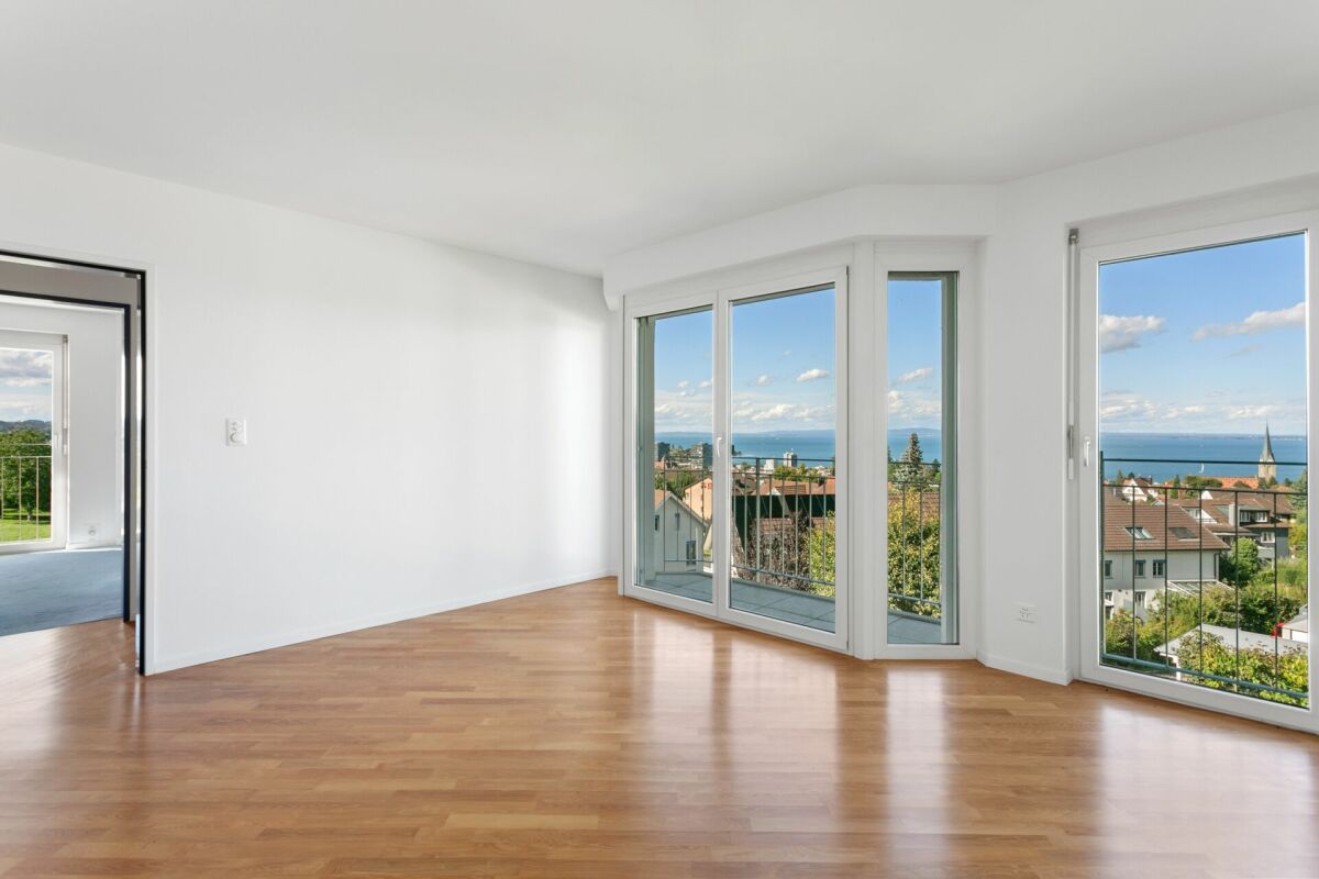 Heller leerer Wohnraum mit Meerblick