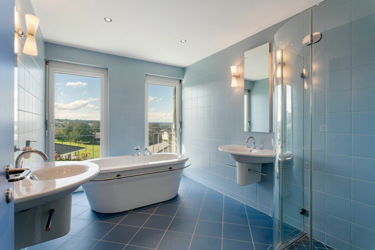 Helles Badezimmer mit Badewanne und Ausblick