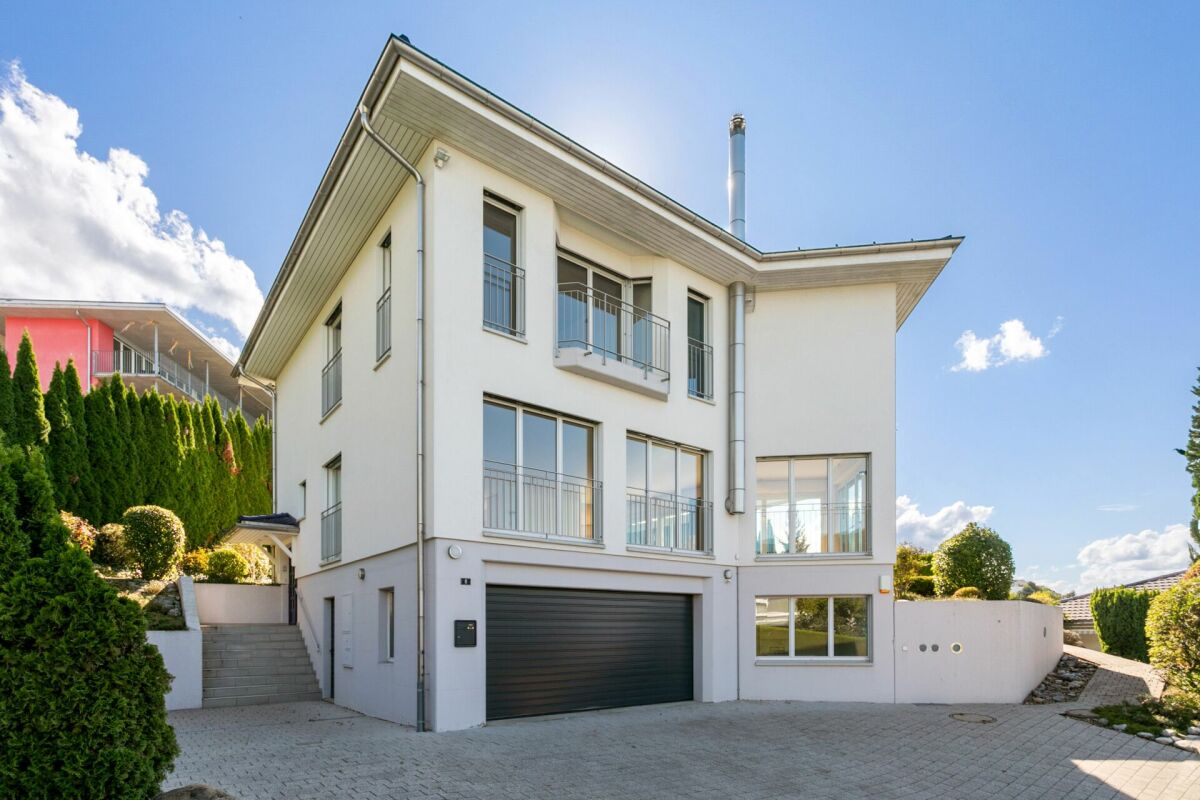 Modernes Einfamilienhaus mit Garage