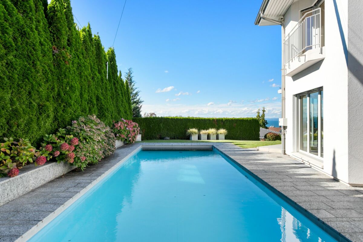 Außenbereich mit Pool und Garten