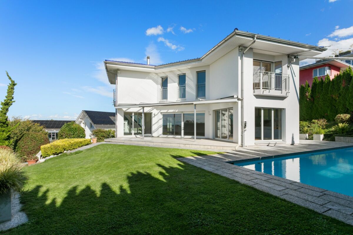 Modernes Einfamilienhaus mit Pool und Garten