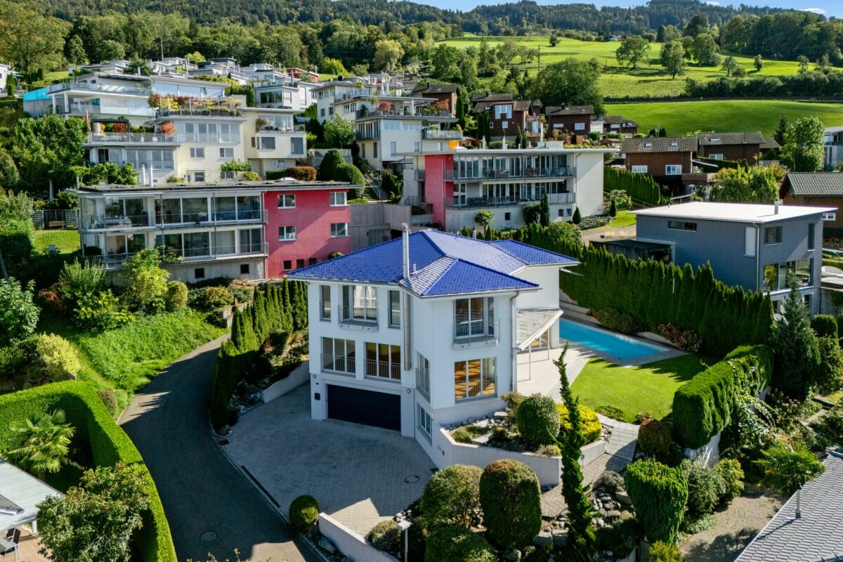 Luftaufnahme eines modernen Wohnhauses mit Garten und Pool