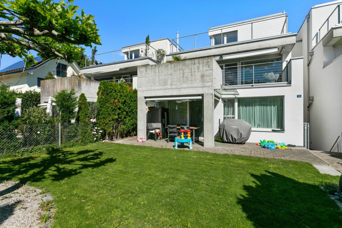 Modernes Reihenhaus mit Garten