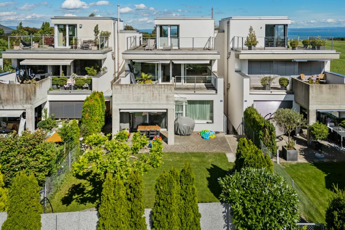 Moderne Reihenhäuser mit Dachterrassen und Garten