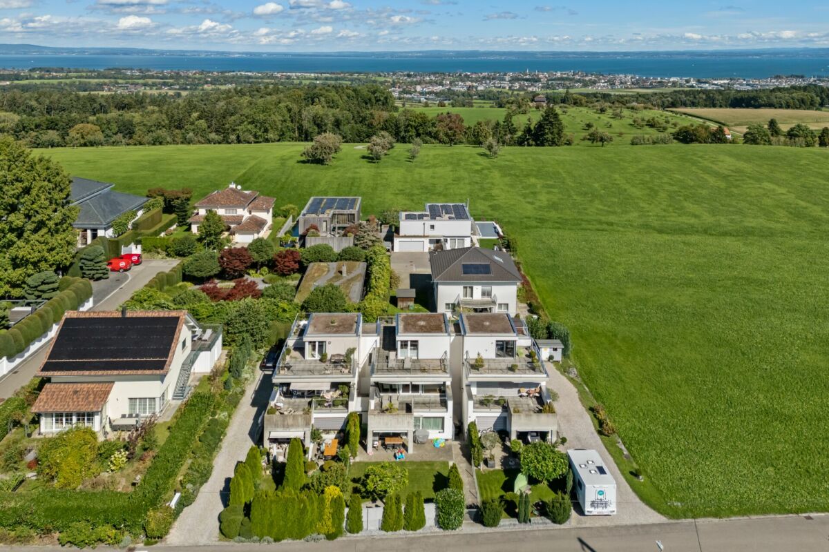 Luftaufnahme einer Wohnsiedlung am See