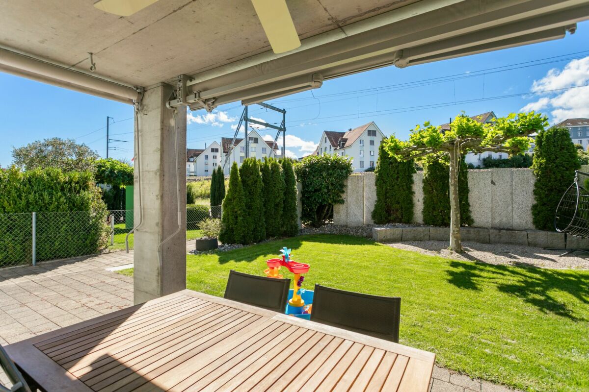 Überdachte Terrasse mit Gartenblick