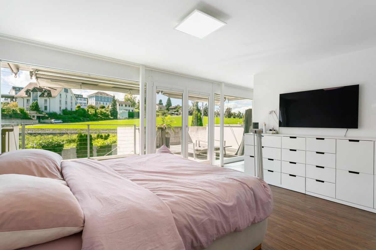 Helles Schlafzimmer mit Balkon und Ausblick