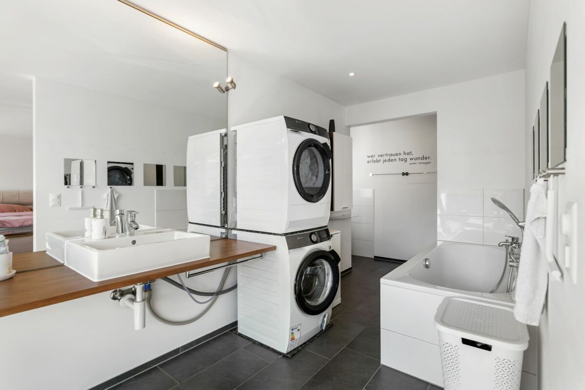Modernes Badezimmer mit Hauswirtschaftsbereich