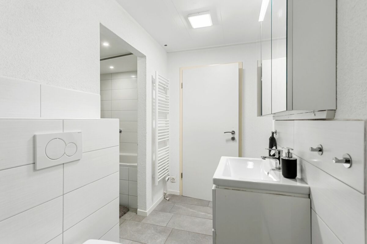 Modernes Badezimmer mit WC und Waschtisch