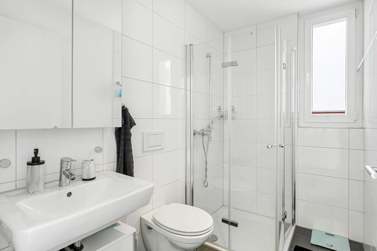 Modernes Badezimmer mit Dusche und Waschtisch
