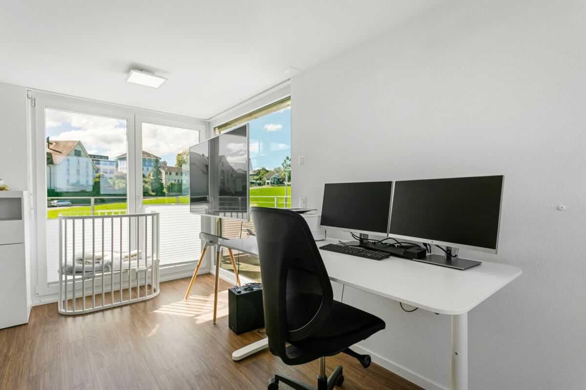 Modernes Arbeitszimmer mit Doppelmonitoren