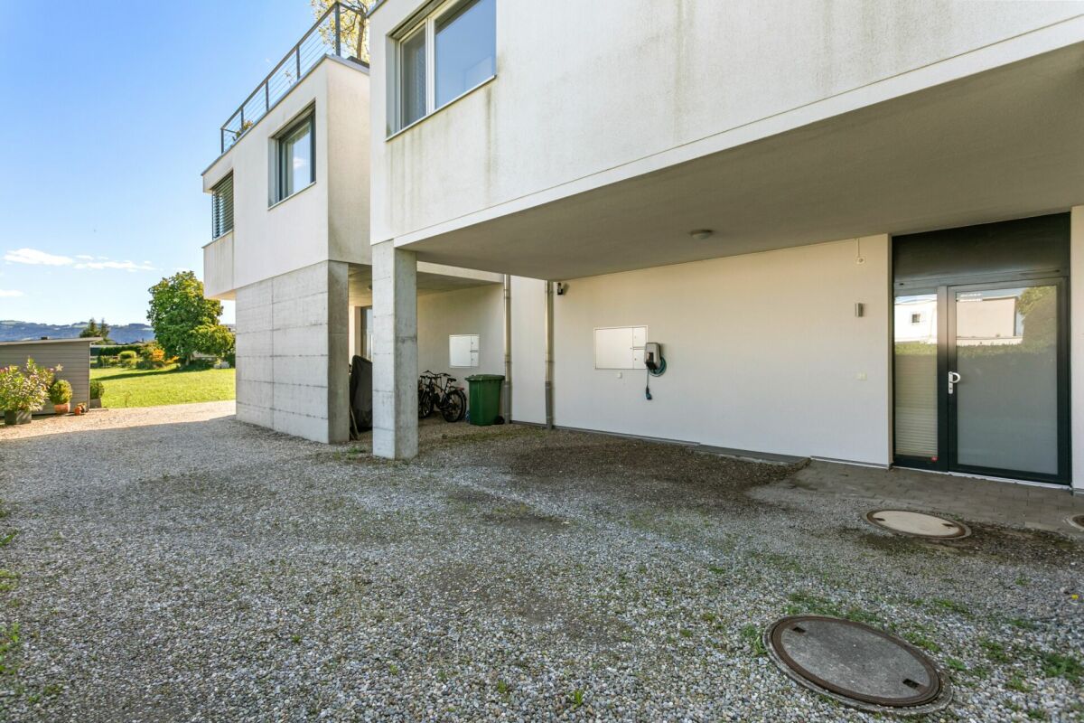 Außenansicht eines modernen Wohnhauses mit Carport