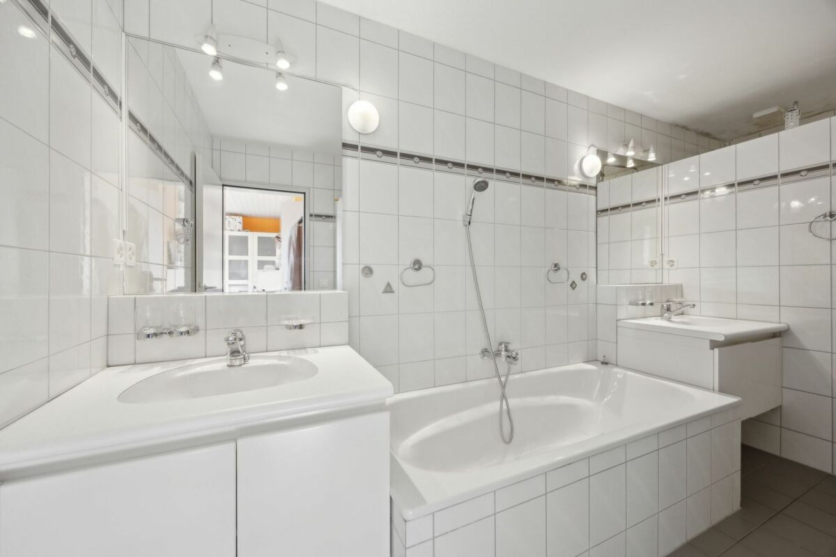 Helles Badezimmer mit Doppelwaschtisch und Badewanne