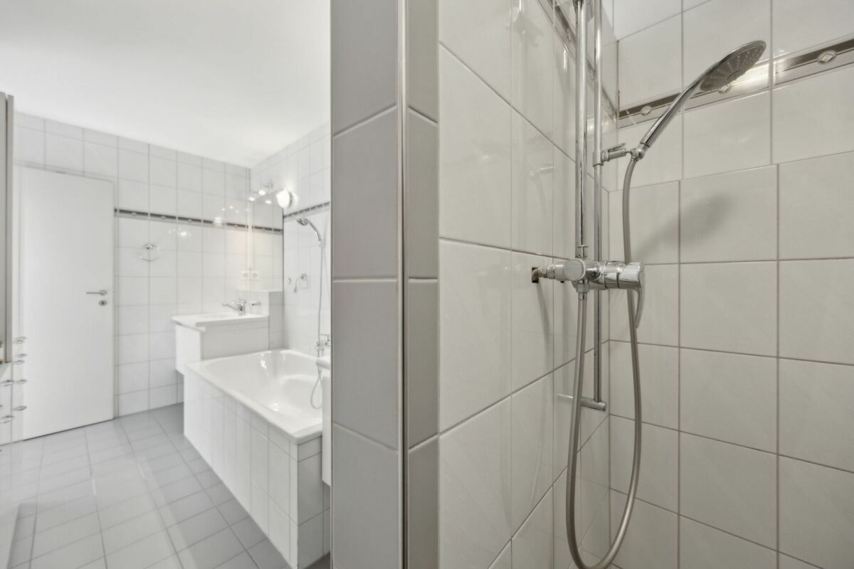 Modernes Badezimmer mit Badewanne und Dusche