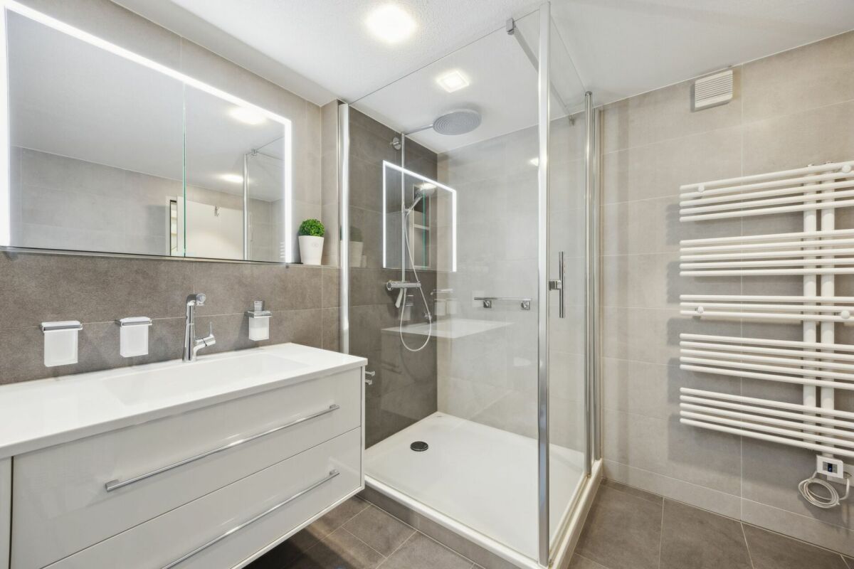 Modernes Badezimmer mit Walk-in-Dusche und Waschtisch