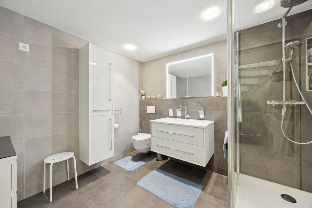 Modernes Badezimmer mit begehbarer Dusche
