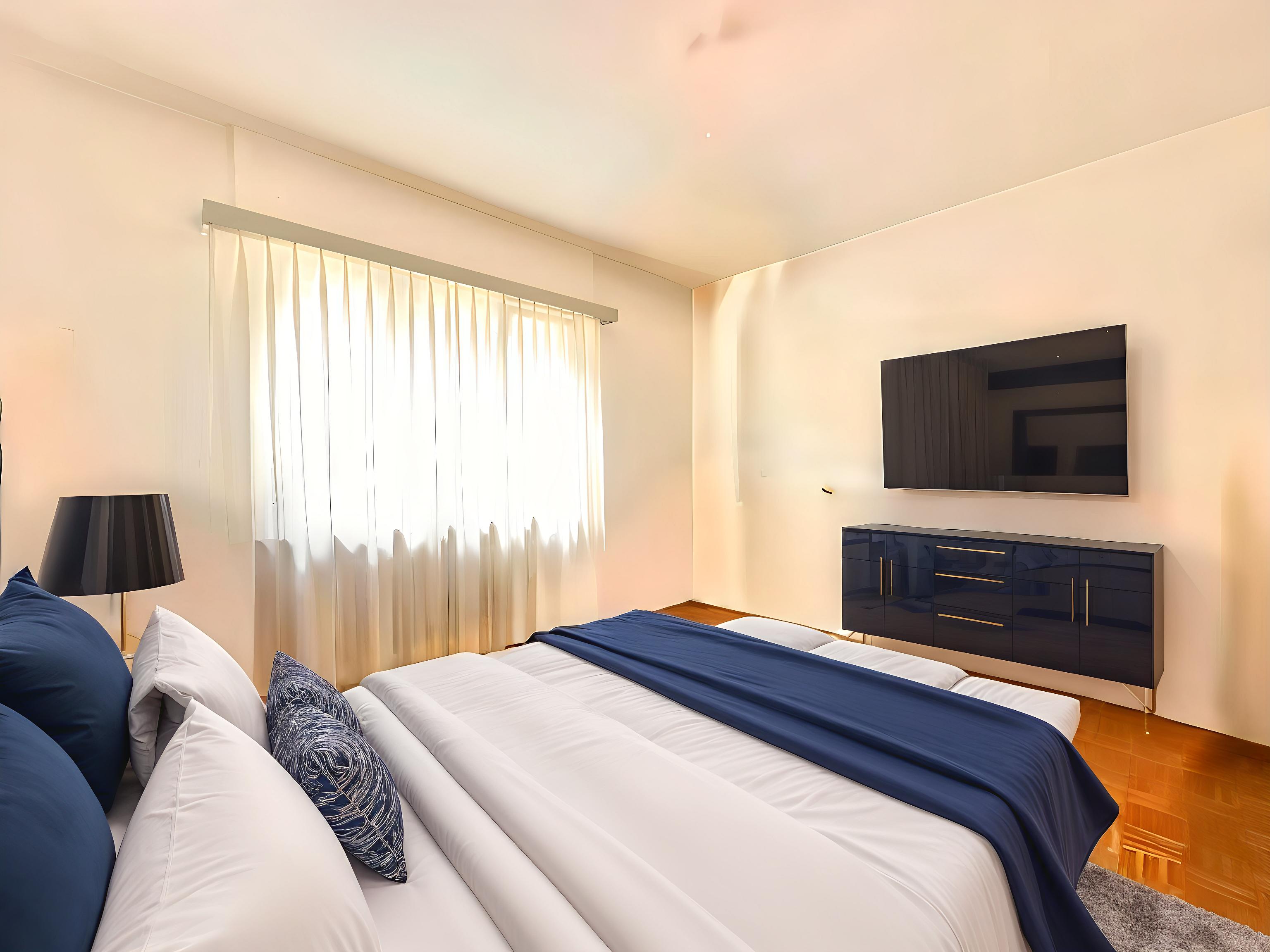 Modernes Schlafzimmer mit dunklen Akzenten