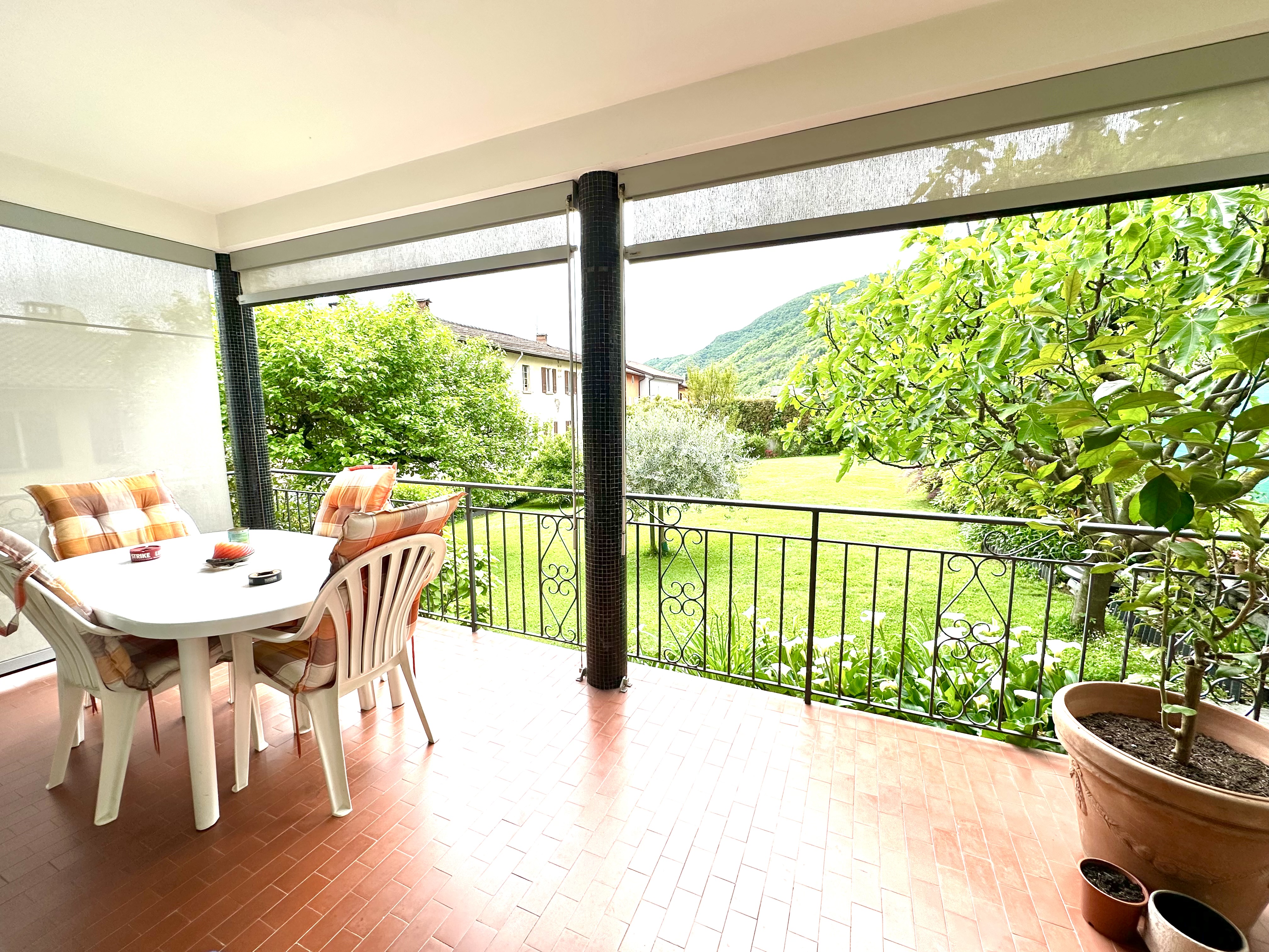 Überdachte Terrasse mit Gartenblick